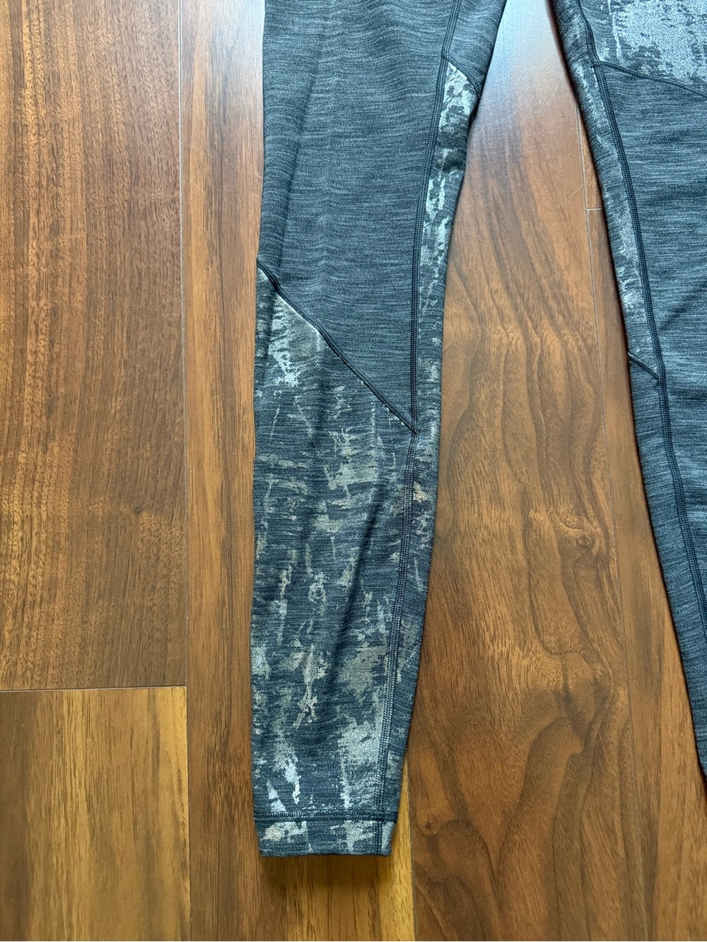 Lululemon RARE Wunder Under Gray and Silver Foil Workout Leggings / Size 4 / EUC - Picture 5 of 7